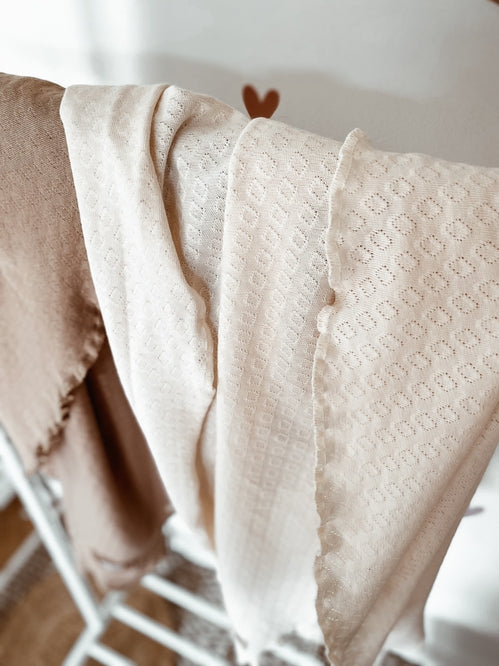 Mantinha de Algodão para Bebé - uma mantinha de alta qualidade, feita 100% em algodão e certificada Oeko-Tex®, em tons neutros bege e creme.