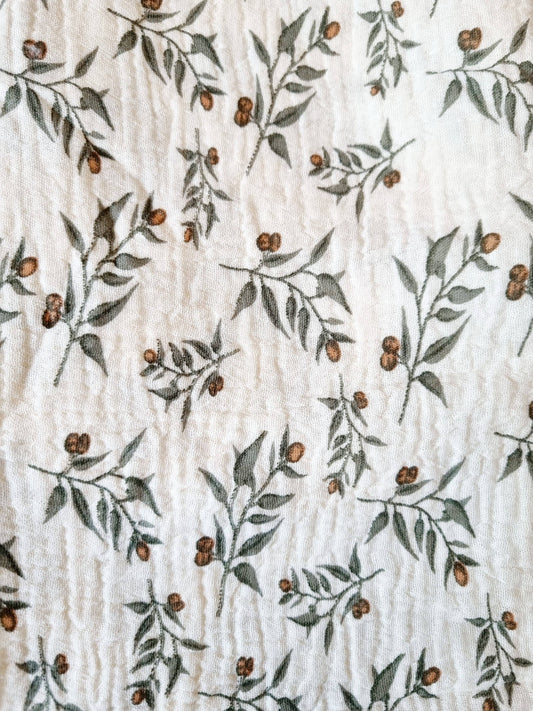 Musselina em algodão com padrão floral bege, tamanho 60x80 cm, leve, macia e perfeita para o dia a dia do bebé.