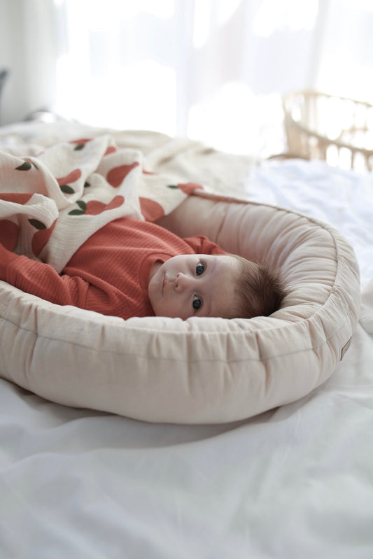 Ninho de bebé redutor de berço em algodão bege creme, ajustável e com materiais certificados