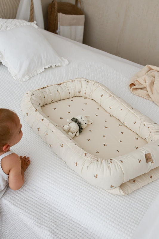 Ninho de bebé ajustável com padrão limões, ideal para recém-nascidos, fabricado com materiais certificados e seguros.