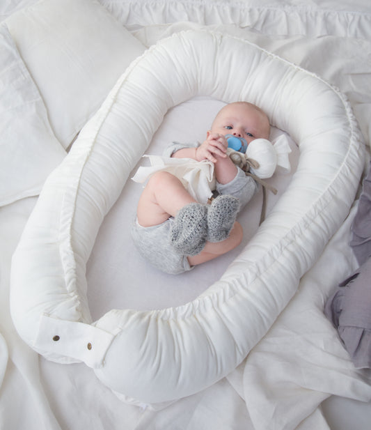 Ninho de bebé redutor de berço em linho branco, ajustável e com materiais certificados