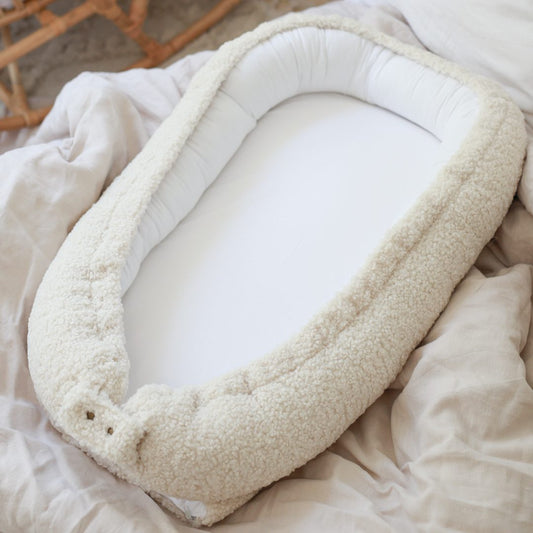 Ninho de bebé redutor de berço em algodão com contorno em sherpa creme, aconchegante e com materiais certificados