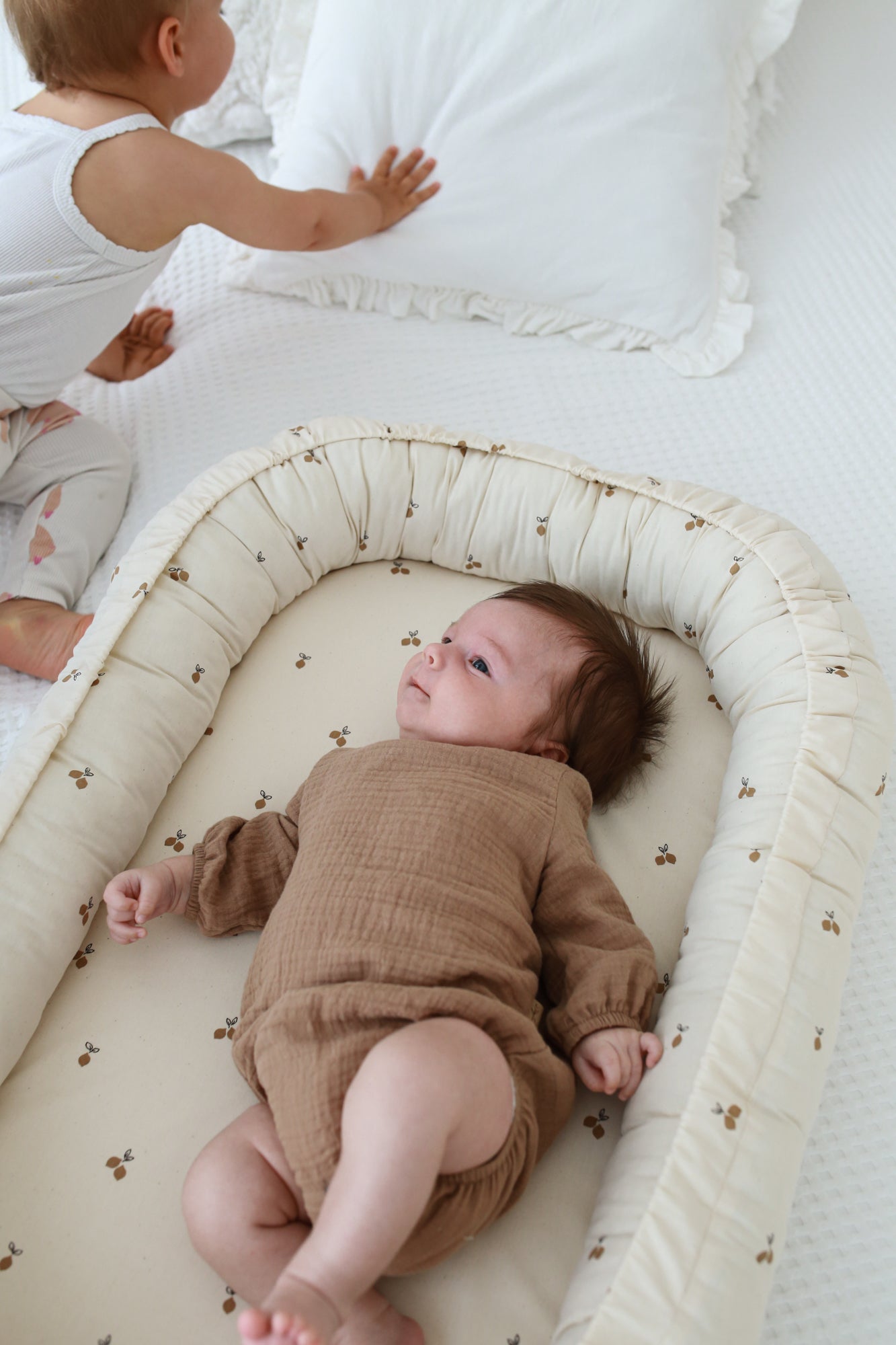 Ninho de bebé ajustável com padrão de limão, ideal para recém-nascidos, fabricado com materiais certificados e seguros.