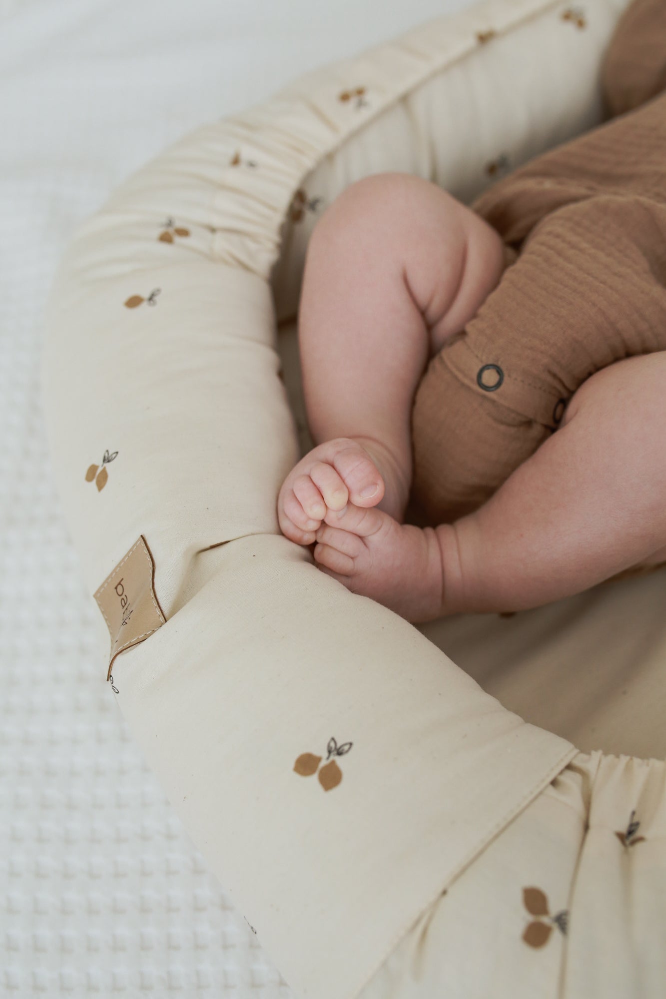 Ninho de bebé ajustável com padrão de limão, ideal para recém-nascidos, fabricado com materiais certificados e seguros.