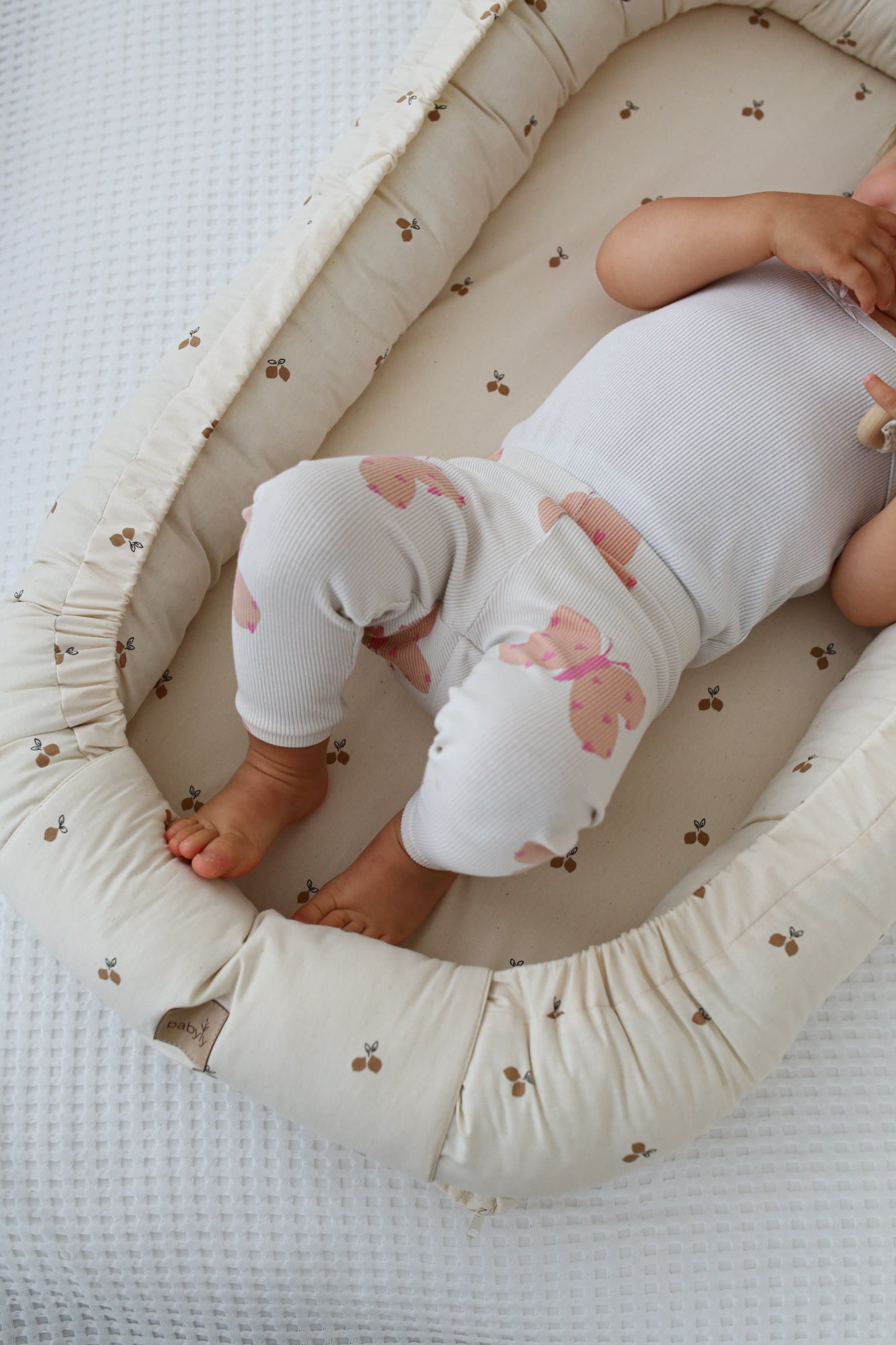 Ninho de bebé ajustável com padrão de limão, ideal para recém-nascidos, fabricado com materiais certificados e seguros.
