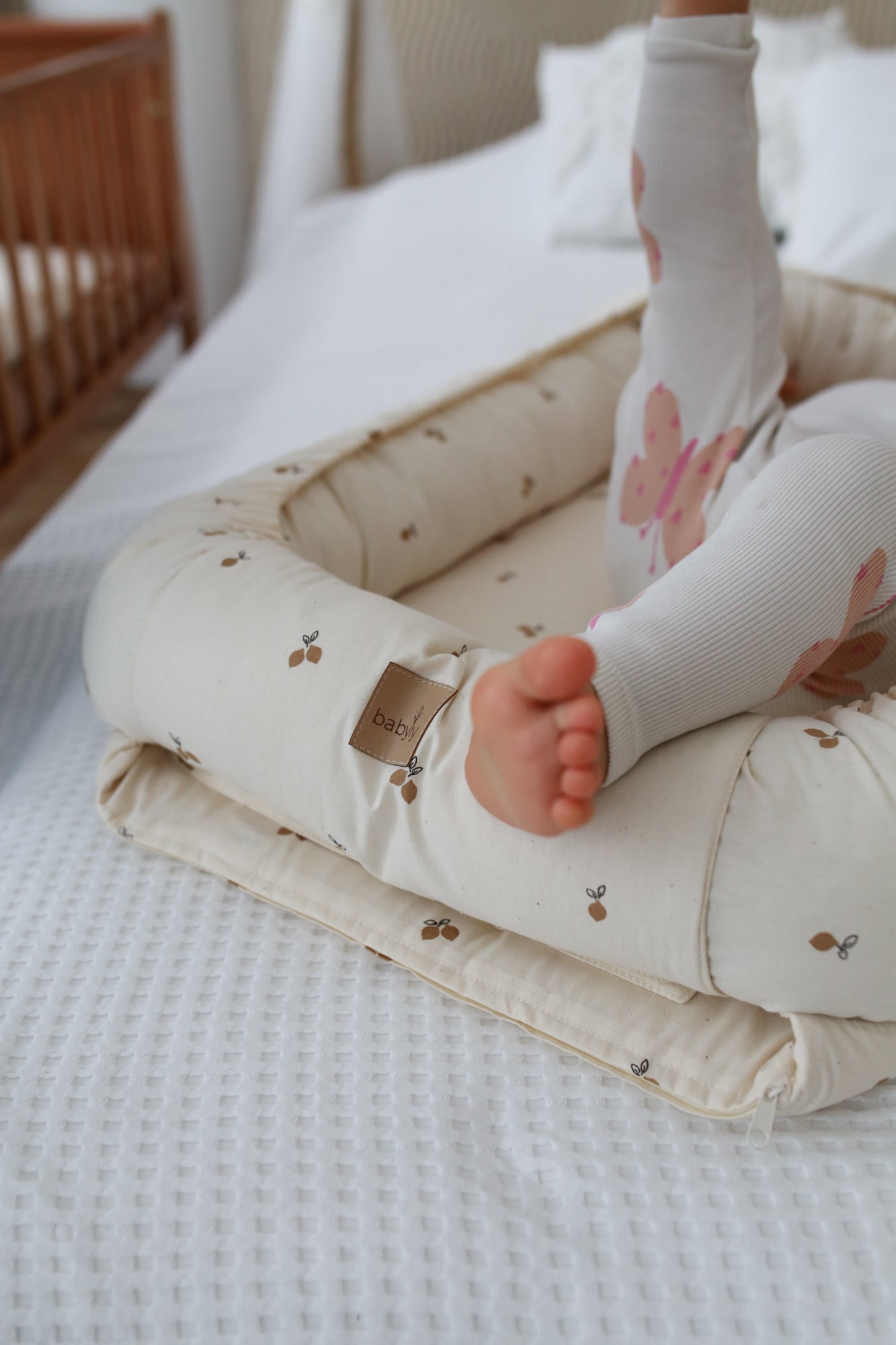 Ninho de bebé ajustável com padrão de limão, ideal para recém-nascidos, fabricado com materiais certificados e seguros.