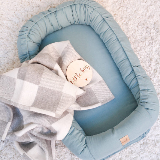 Ninho de bebé redutor de berço em linho azul, ajustável e com materiais certificados