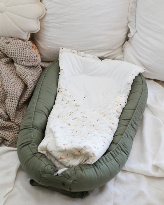 Ninho de bebé redutor de berço em linho verde floresta, ajustável e com materiais certificados