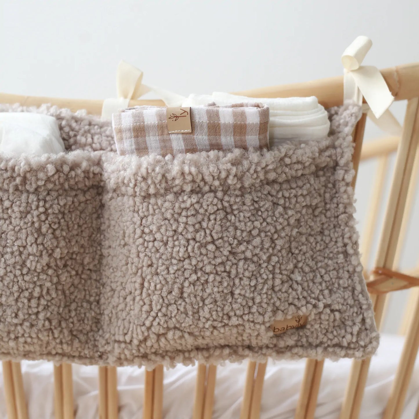 Organizador de cuna de bebé de peluche beige