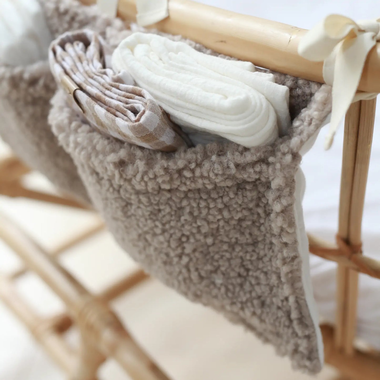 Organizador de cuna de bebé de peluche beige