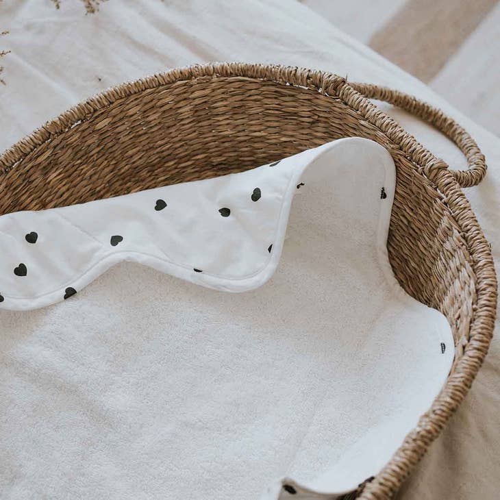Portable changing mat white hearts (-40%)