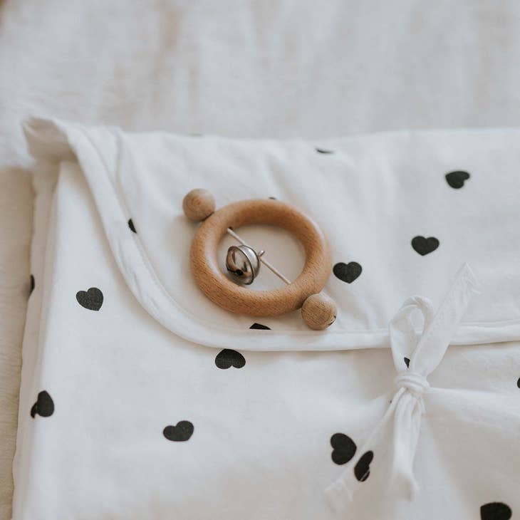 Portable changing mat white hearts (-40%)