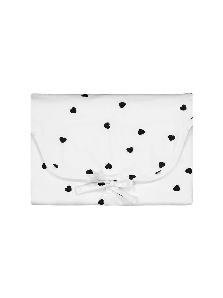 Portable changing mat white hearts (-40%)