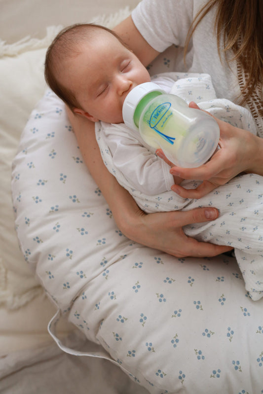 Almofada de amamentação bebé e mamã branca com baguinhas