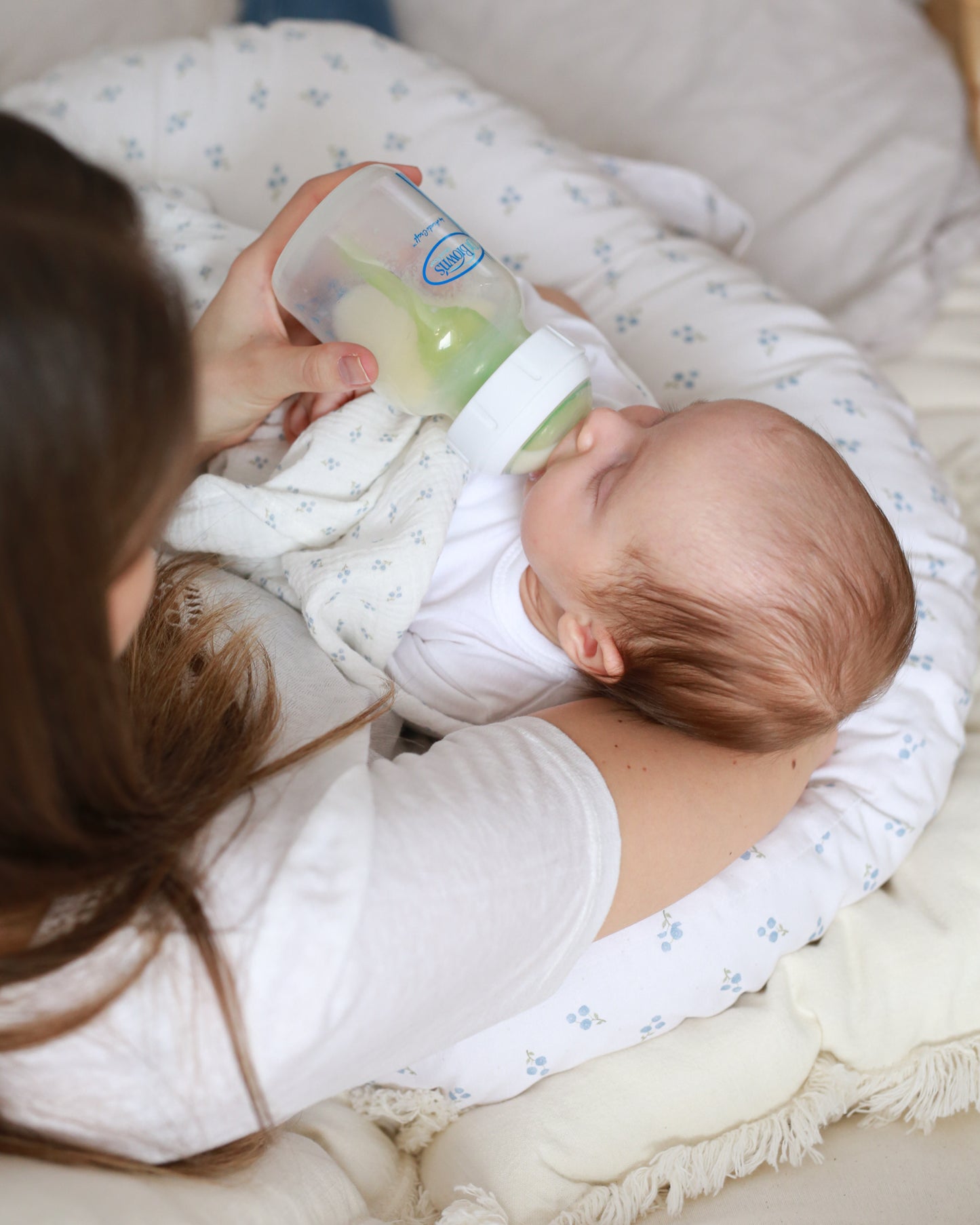 Almofada de amamentação bebé e mamã branca com baguinhas