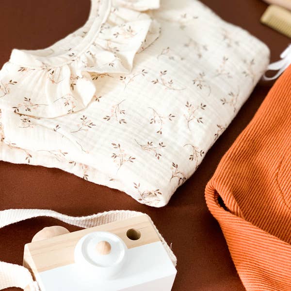 Blusinha flores e folhinhas bege (-50%)
