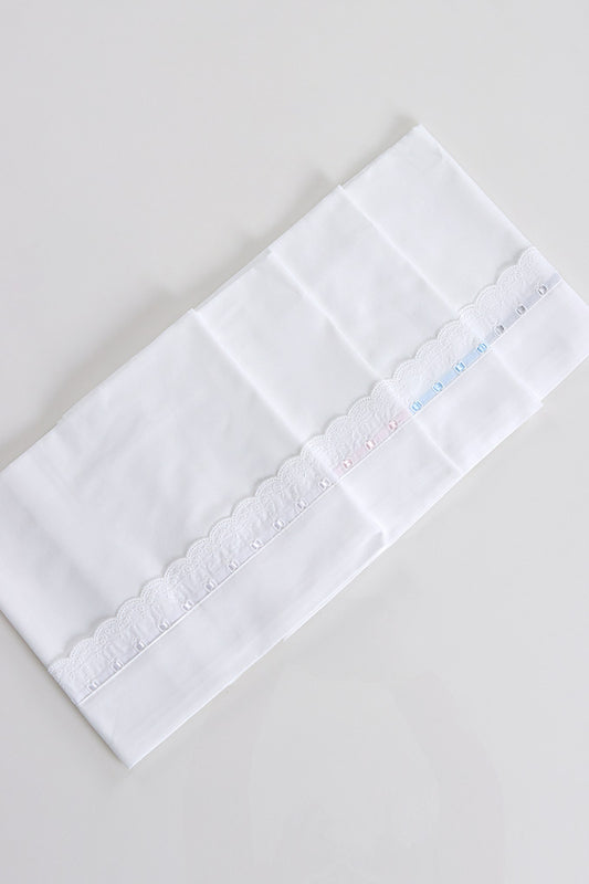 Conjunto de lençóis em algodão para berço 120x60 cm, com renda delicada e fitinha decorativa. Inclui lençol de baixo, lençol de cima e forra de almofada. Um toque clássico e suave, feito em Portugal.