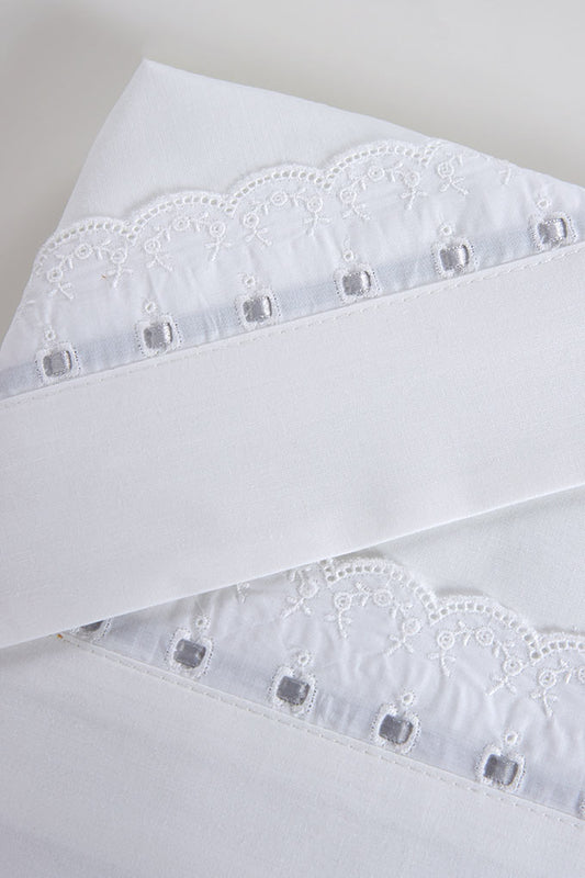 Conjunto de lençóis em algodão para alcofa ou next2me, com renda delicada e fitinha decorativa. Inclui lençol de baixo, lençol de cima e forra de almofada. Um toque clássico e suave, feito em Portugal.