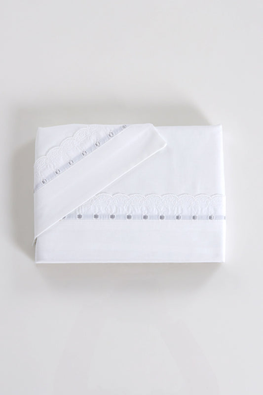 Conjunto de lençóis em algodão para alcofa ou next2me, com renda delicada e fitinha decorativa. Inclui lençol de baixo, lençol de cima e forra de almofada. Um toque clássico e suave, feito em Portugal.