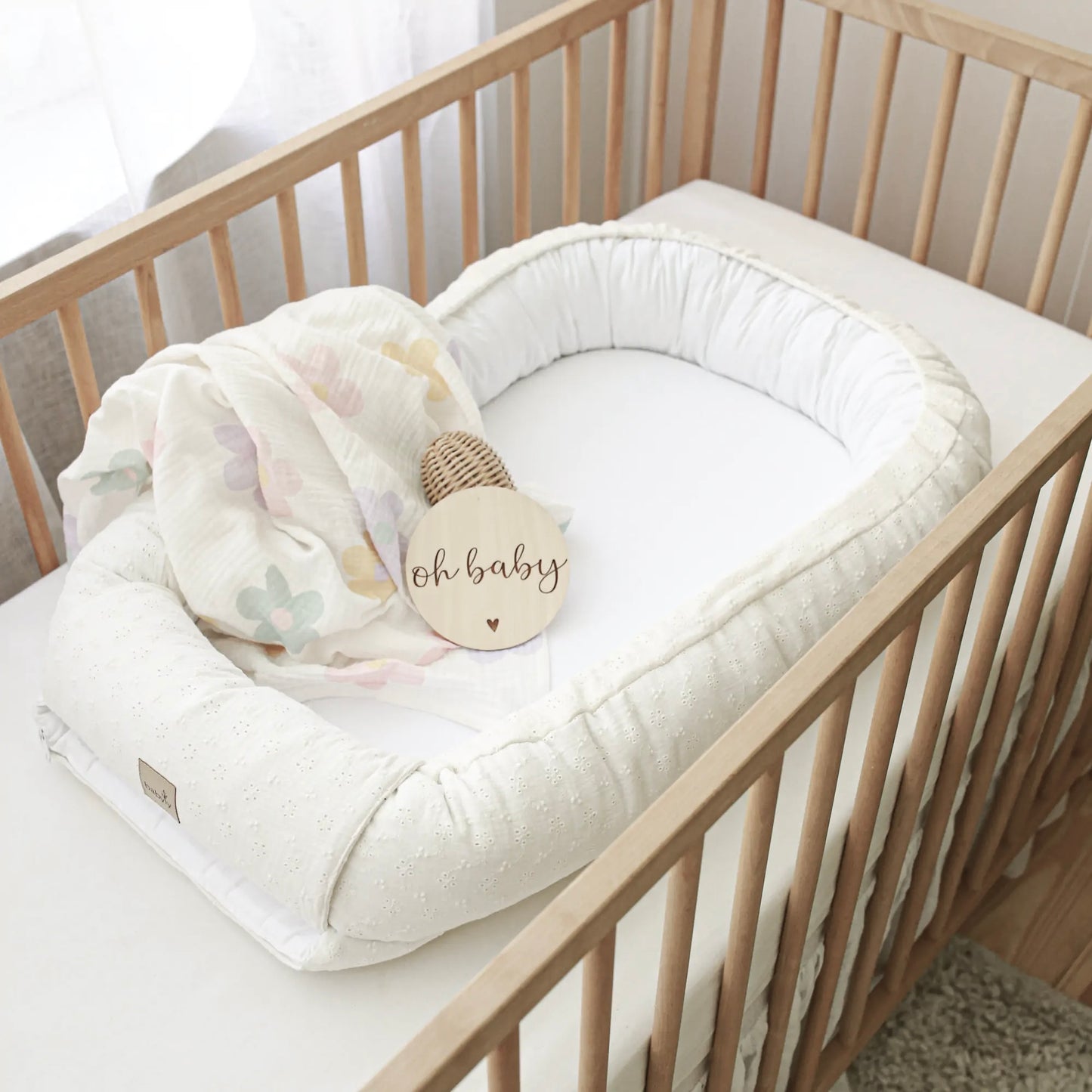 Ninho de bebé em musselina bordado cru