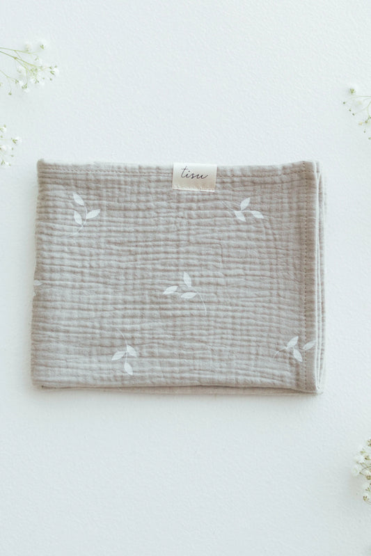 Fraldinha de musselina Beige Leaves – Essencial para Bebé