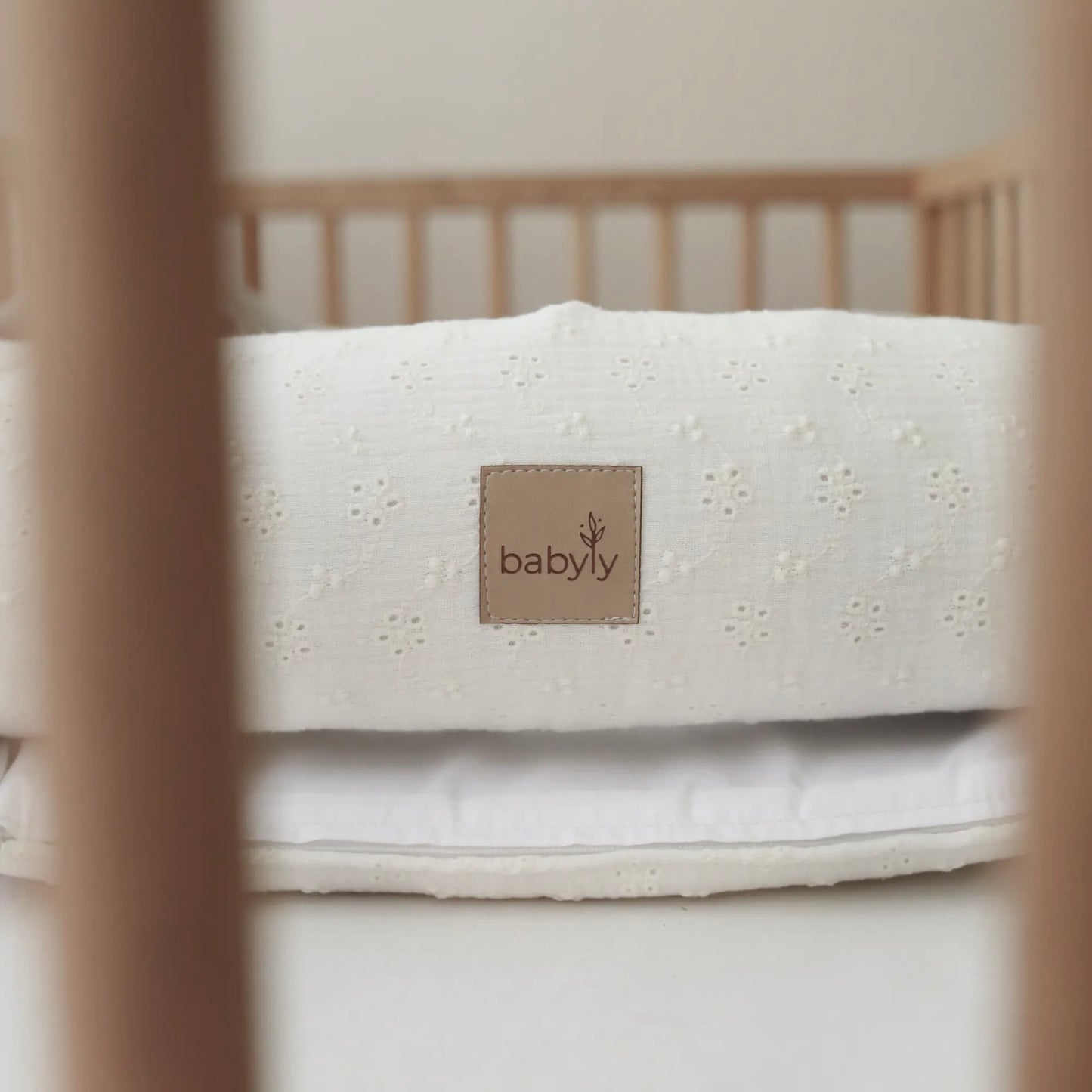 Ninho de bebé em musselina bordado cru