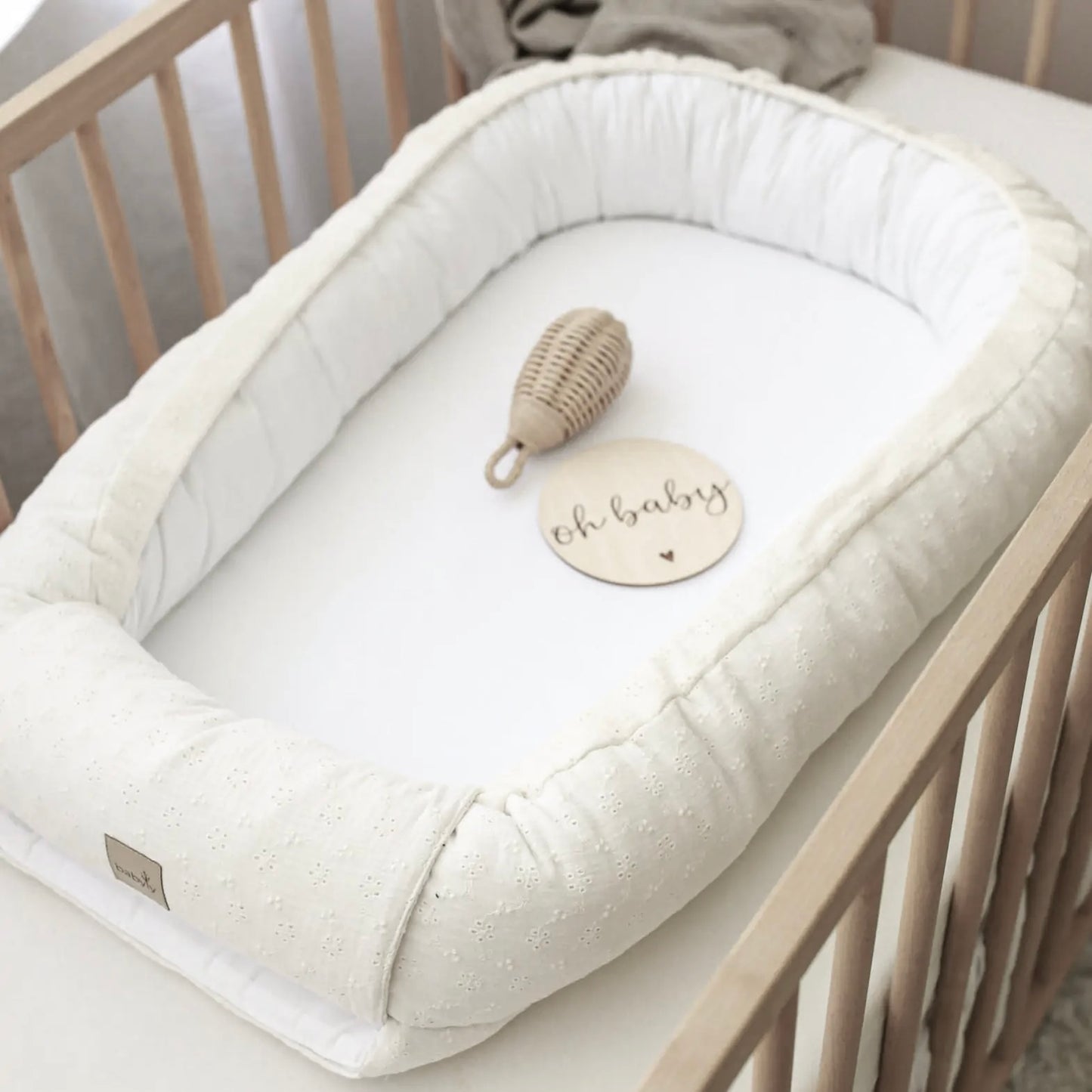 Ninho de bebé em musselina bordado cru