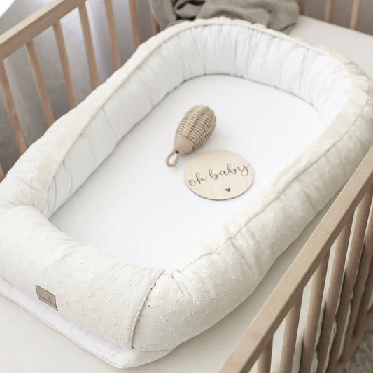 Ninho de bebé em musselina bordado cru