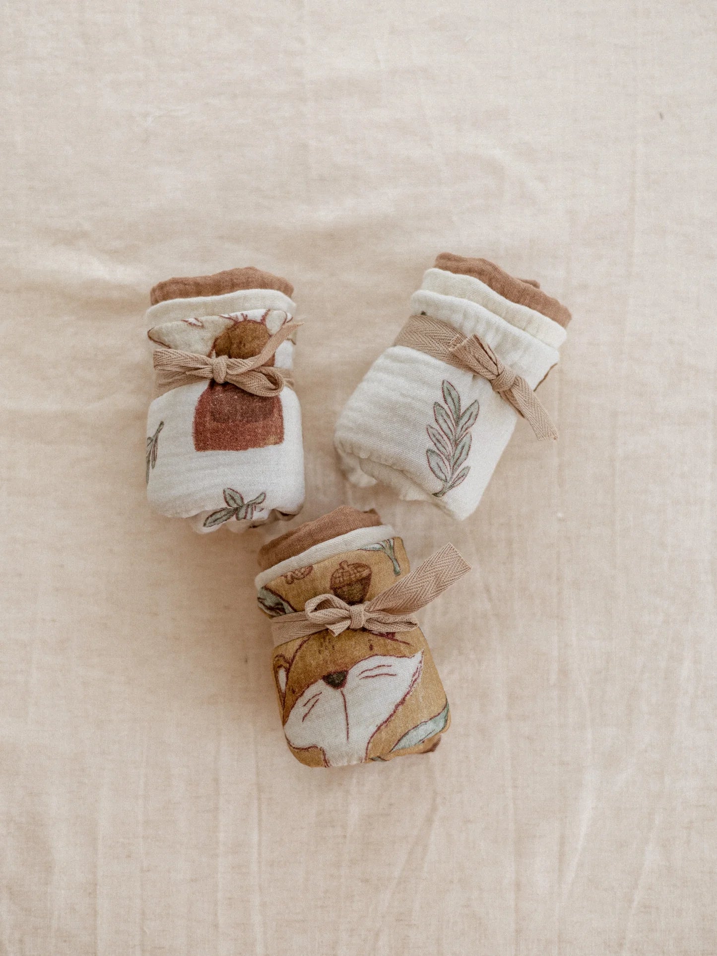 Manta de bebé woodland cru suave e delicada (Brevemente disponível)