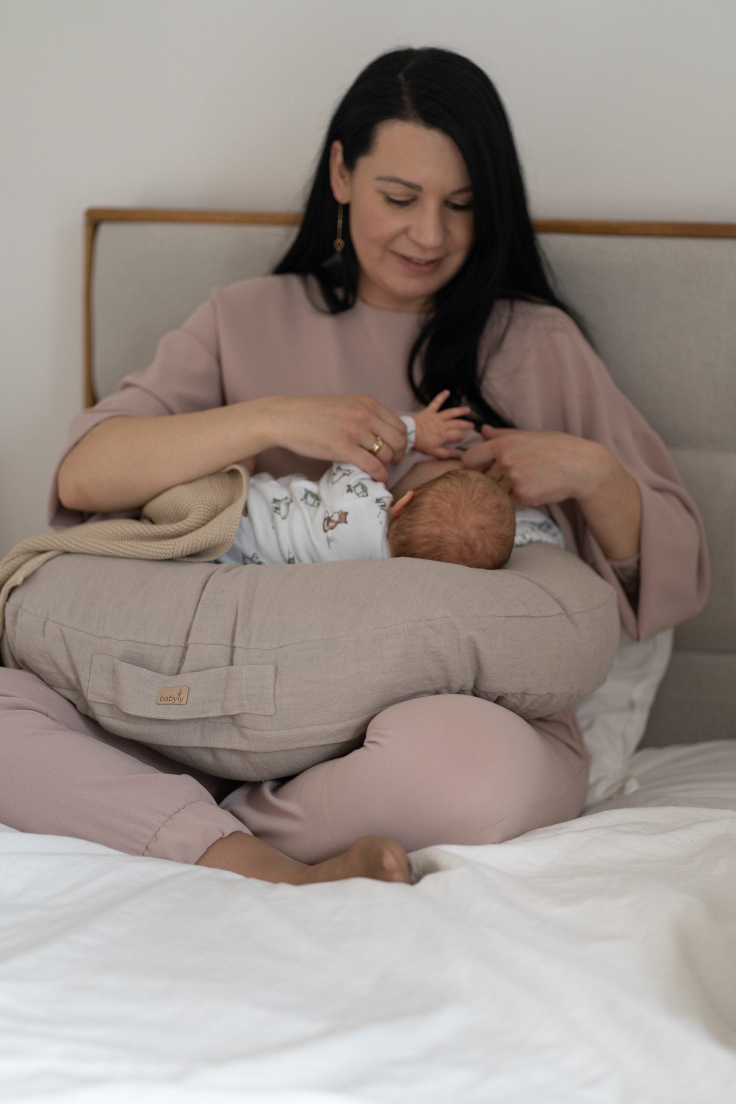 Almofada de amamentação bebé e mamã em linho bege