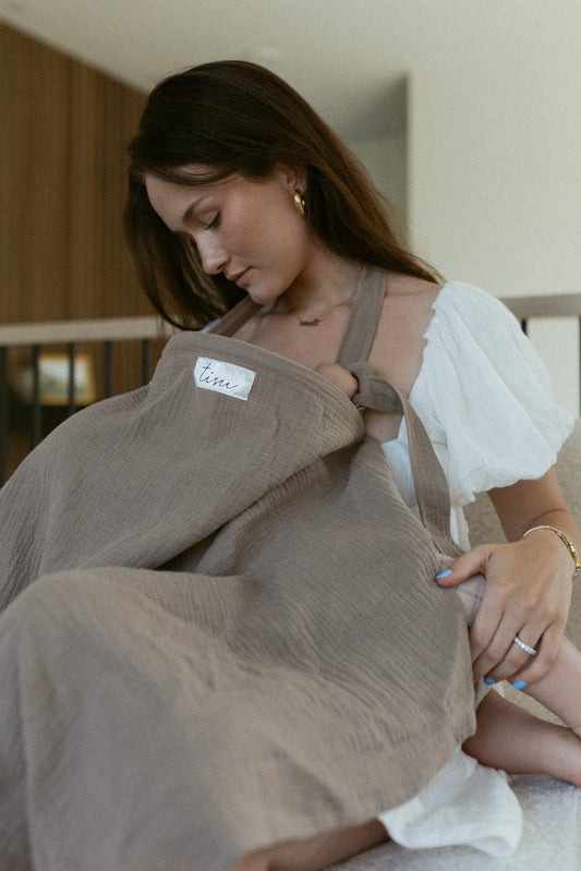 Avental de amamentação para bebé cor taupe beige, leve e respirável para maior conforto para mamã e bebé.