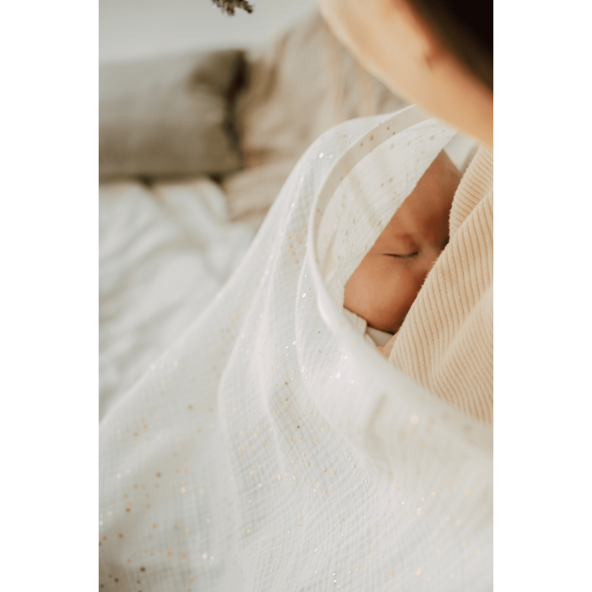 TISU é um avental de amamentação criado para criar uma atmosfera confortável para mamã e bebé, quando as mamãs sentem essa necessidade.