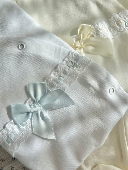 babygrow em algodão com lacinho branco ou pérola