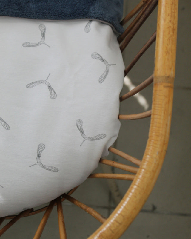 Conjunto de lençóis de bebé para berço em algodão, com padrão delicado em tom neutro, perfeito para um ambiente suave e aconchegante.