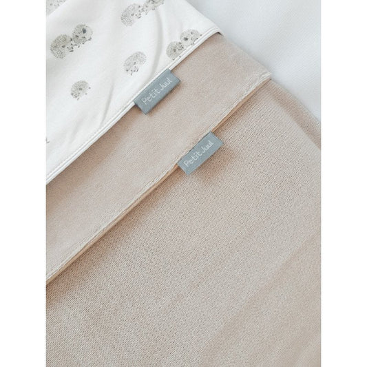 Conjunto de lençóis de bebé para berço em algodão, com padrão delicado em tom neutro, perfeito para um ambiente suave e aconchegante.