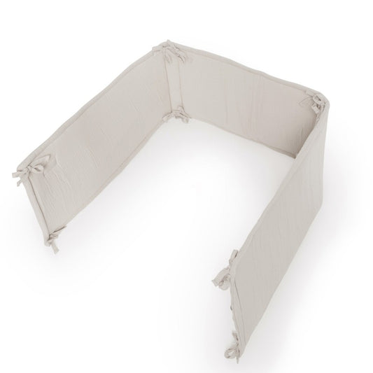 Contorno de berço em algodão de tom neutro, perfeito para criar um ambiente sereno, seguro e confortável para o bebé.