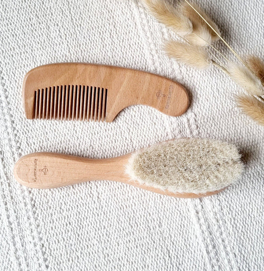 Conjunto de escova e pente de madeira natural para bebé, delicado e ideal para cuidar do couro cabeludo desde os primeiros dias.