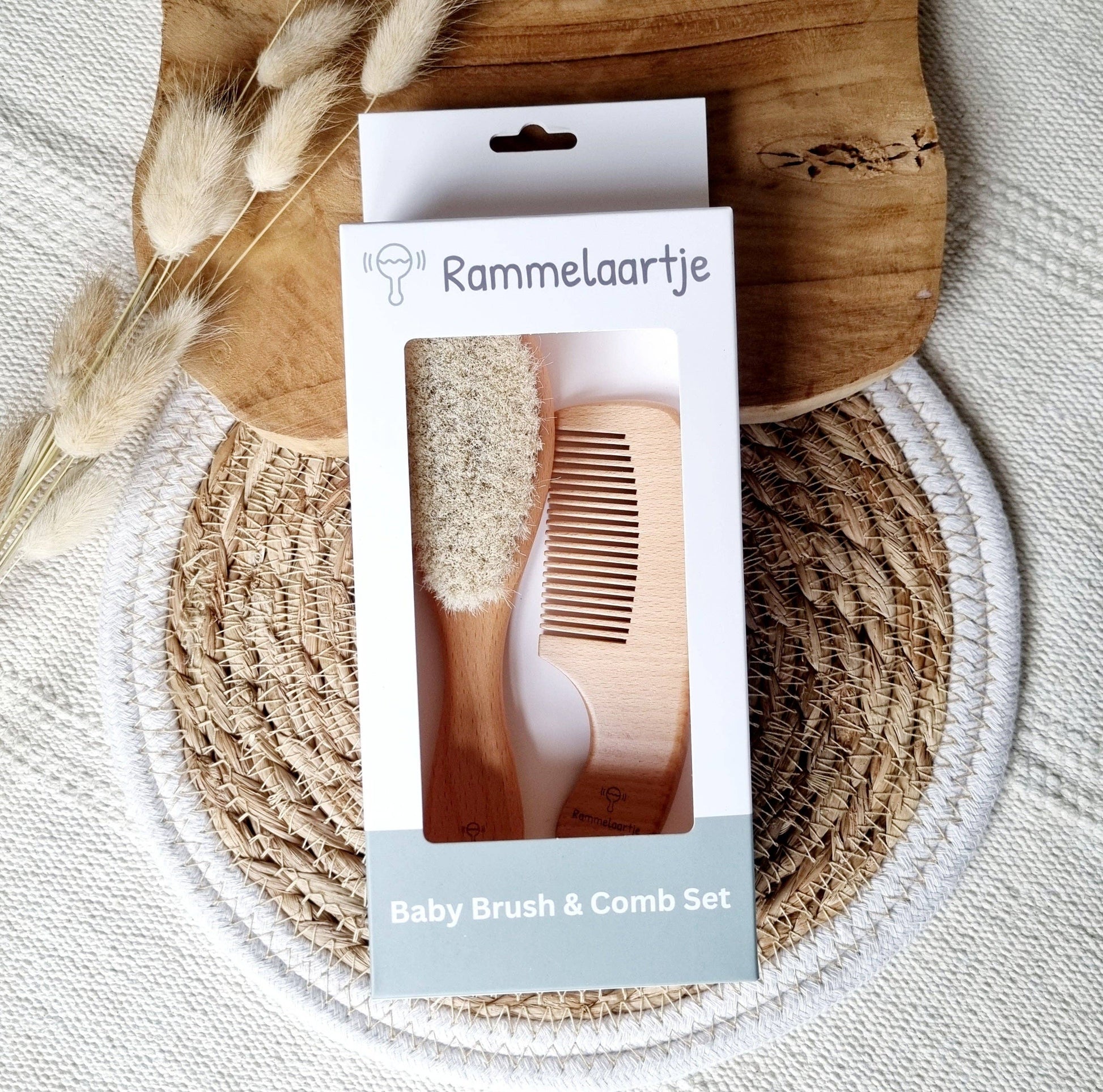 Conjunto de escova e pente de madeira natural para bebé, delicado e ideal para cuidar do couro cabeludo desde os primeiros dias.