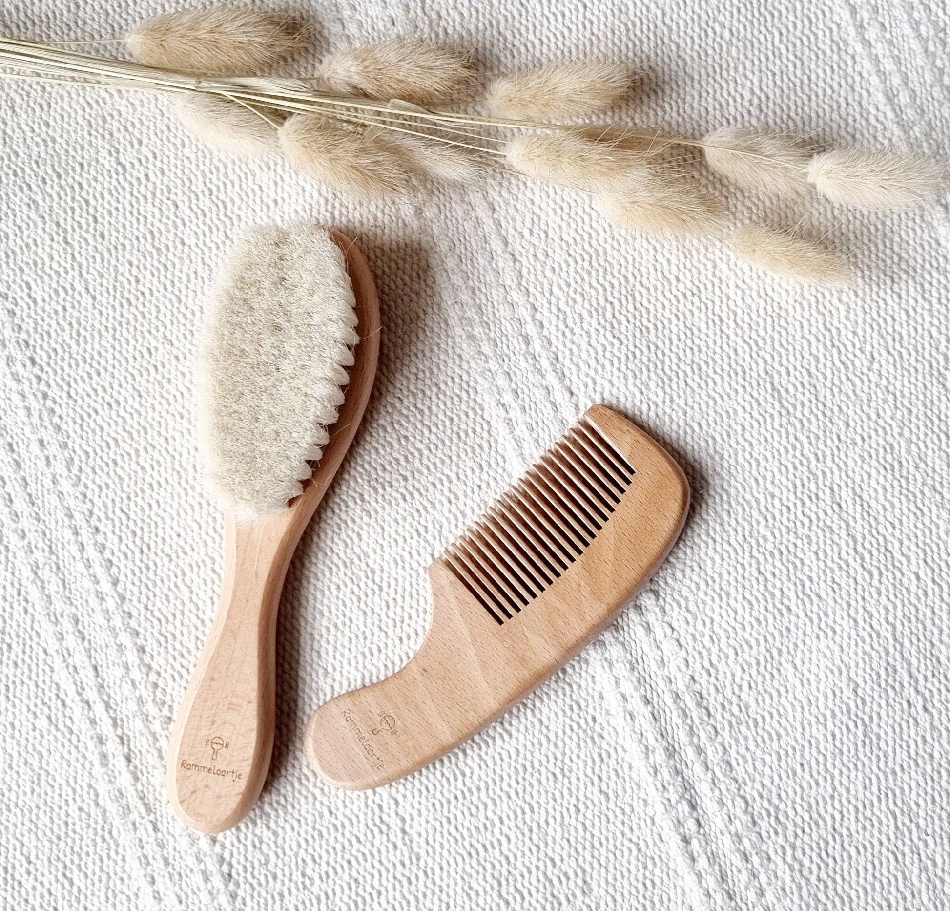 Conjunto de escova e pente de madeira natural para bebé, delicado e ideal para cuidar do couro cabeludo desde os primeiros dias.
