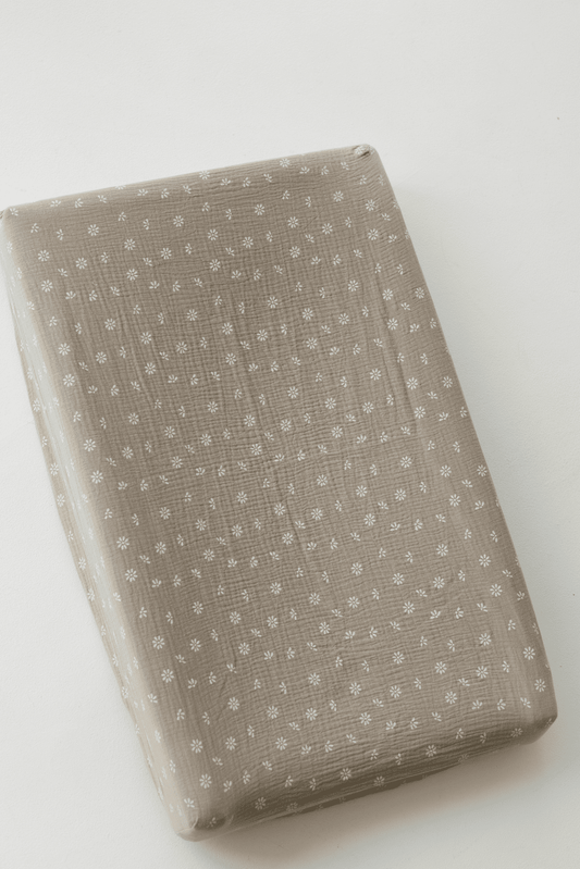 Beige daisies muslin changing mat cover (-20%)