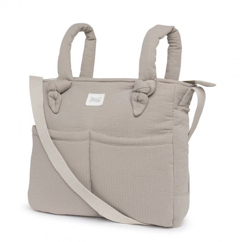 Mala de maternidade e passeio num delicado tom neutro bege, ideal para organizar tudo o que o bebé precisa nos passeios ou na maternidade, em tecido macio e resistente, com bolsos interiores.