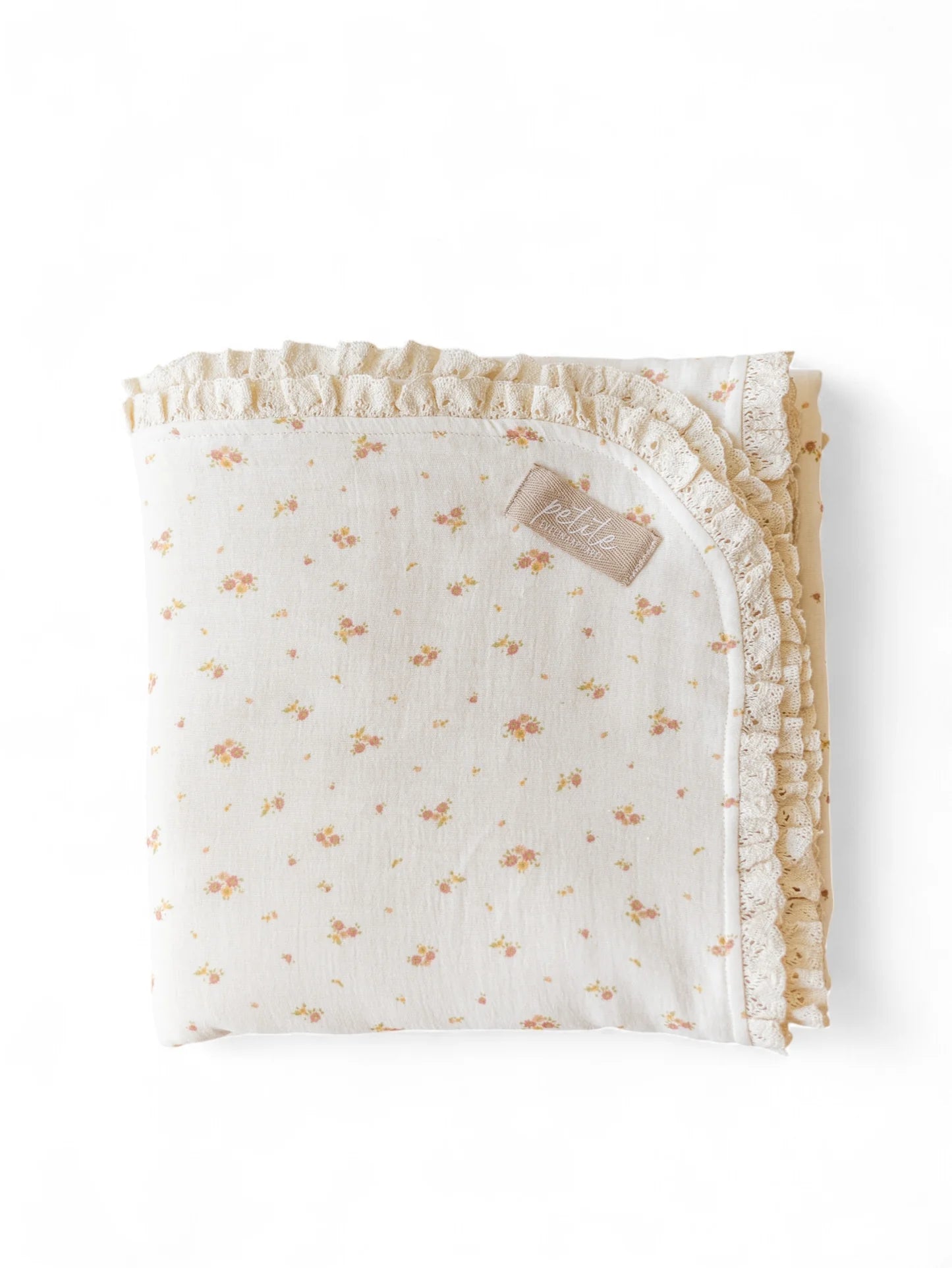 Manta de bebé com motivo floral de dupla face em musselina de tripla camada, com rendinha, ideal para aconchegar o bebé em casa ou no passeio.