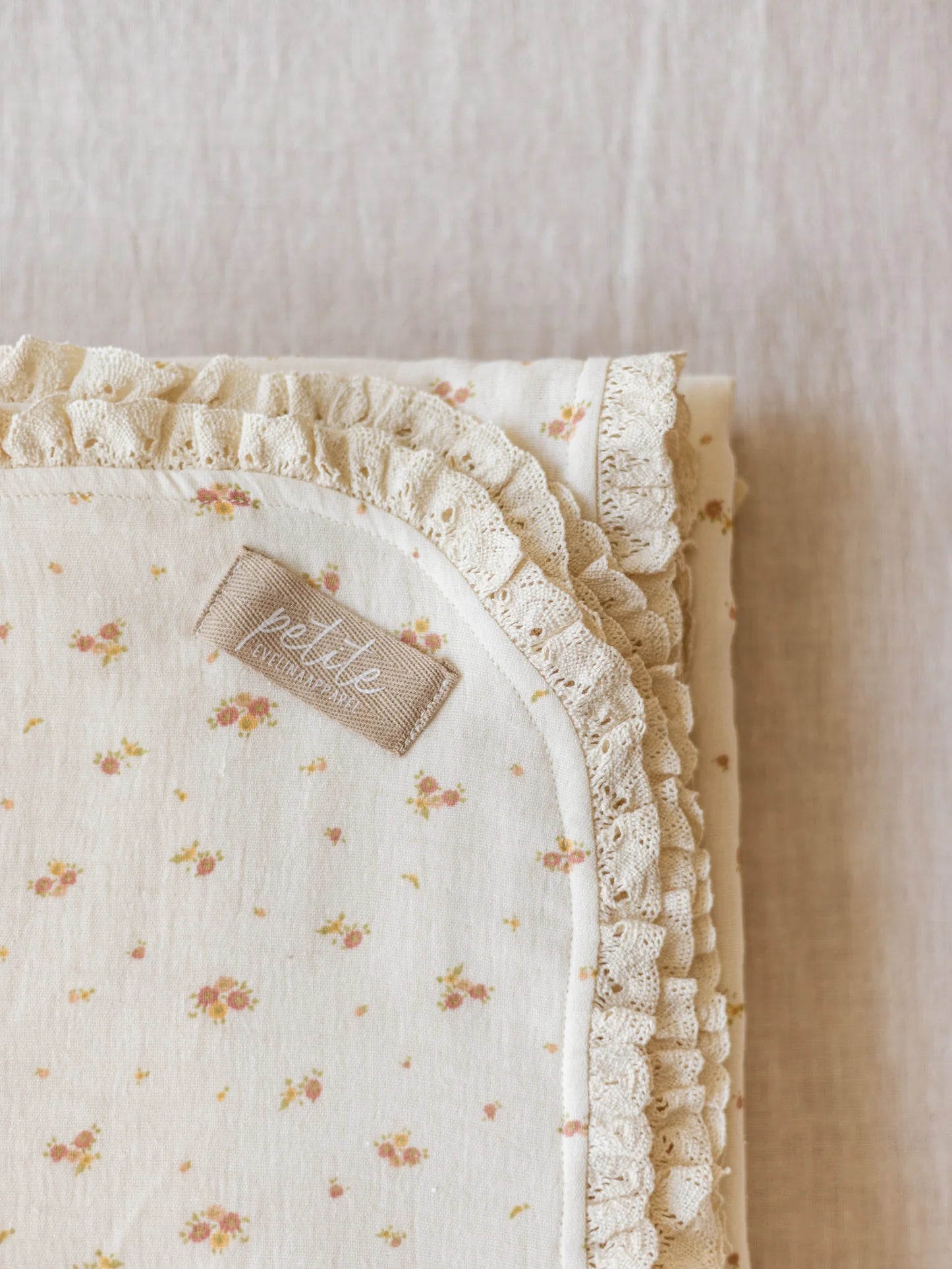 Manta de bebé com motivo floral de dupla face em musselina de tripla camada, com rendinha, ideal para aconchegar o bebé em casa ou no passeio.