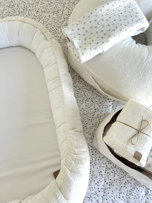 Ninho de bebé redutor de berço em algodão, com contorno em musselina bordada 100% Algodão em tom cru, ajustável e com materiais certificados