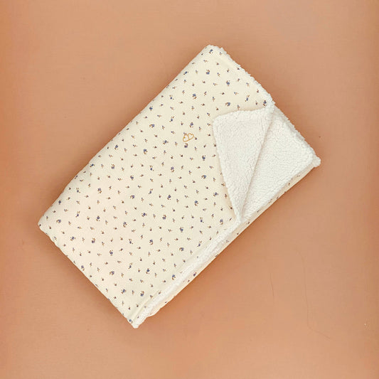 Mantinha Ecru Estampada com Pequenas Flores Azuis Heidi